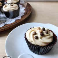 Chocolate Cupcakes with Speculoos Cheesecake Frosting